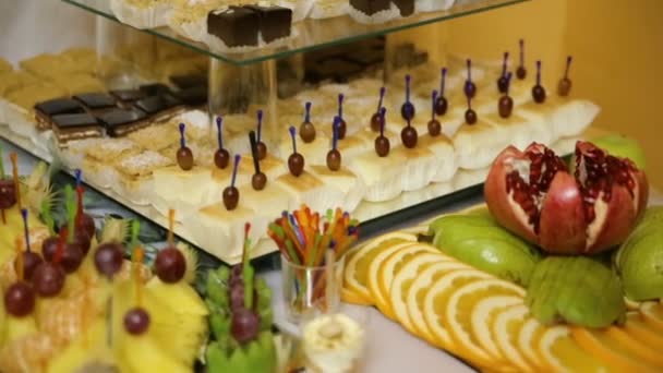 Deliciosa mesa de postre de barra de caramelo de recepción de boda — Vídeos de Stock