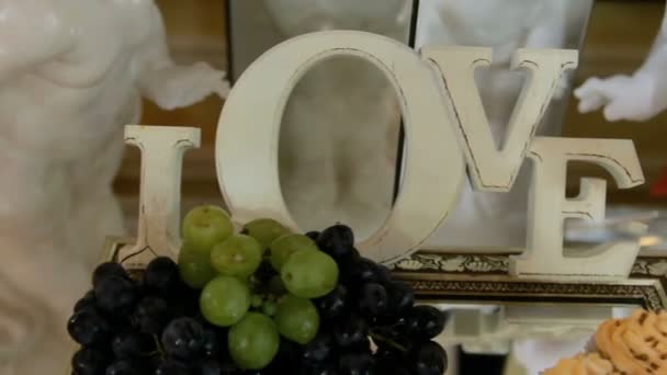 Ízletes esküvői fogadás cukorka desszert asztal — Stock videók