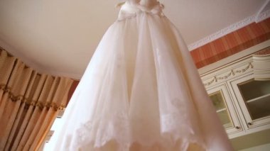 Gelinin odasında mükemmel bir gelinlik..