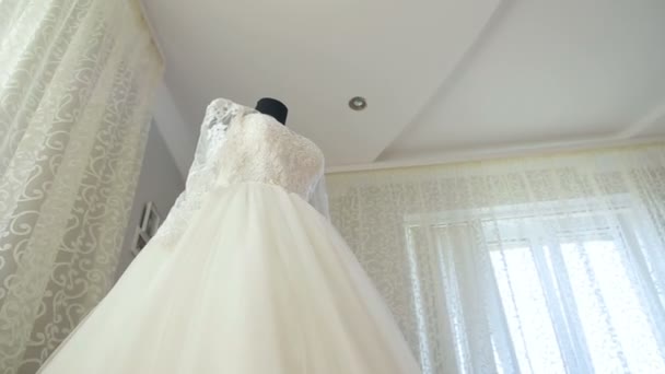 De perfecte trouwjurk in de kamer van de bruid. — Stockvideo
