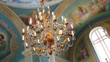 Kilisenin ortasında zarif avize