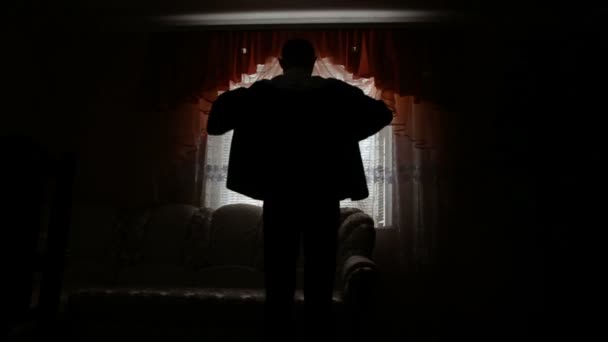 Silhouette d'un homme habillé dans la chambre — Video