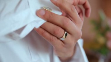 İşadamı sabitleme kol düğmesi onun takım elbise