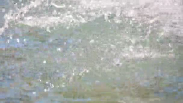 A szökőkút vize. Vízcseppek a szökőkútban — Stock videók