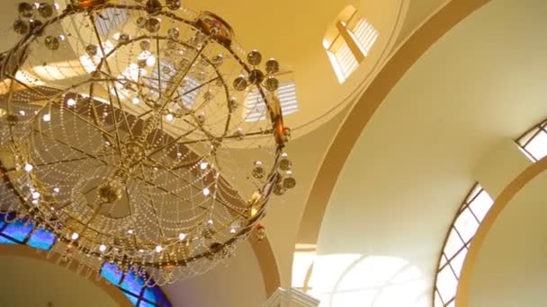 Exquisite chandelier in the middle of Church — Stock Video