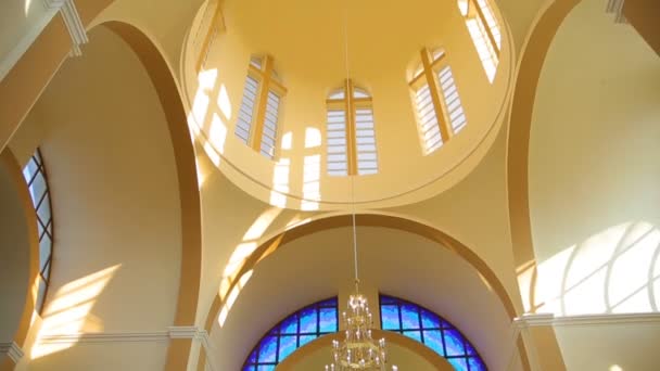Belo interior ricamente decorado da igreja na Europa — Vídeo de Stock