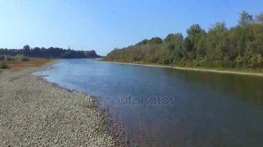 Güneş ışığı altında taze çimen ile Fantastic sisli nehir. Dron ile çekim