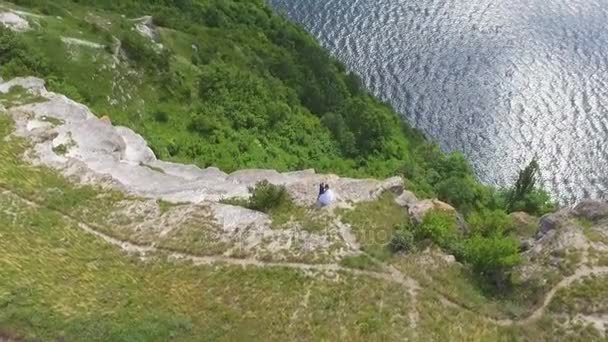 Vista aérea del cañón del Dniéster, el río y la bahía de Bakota en el Parque Nacional Podillya Tovtry. Lugar de ubicación: Bakota, Ucrania. Boda. Novio una novia — Vídeos de Stock