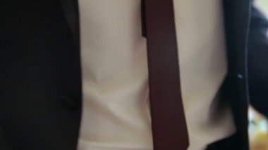 Onun ceketi kadar düğmelerini takım elbiseli adam