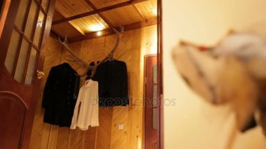 ceket boynuzları üzerinde asılı. Güzel elbise erkek giyim moda için yaka