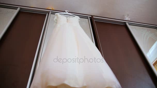 A tökéletes esküvői ruha a menyasszony szobájában.. — Stock videók