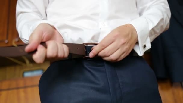 El hombre usa cinturón en la habitación — Vídeos de Stock
