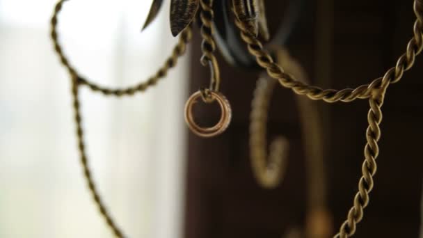 戒指挂在壁灯 — 图库视频影像
