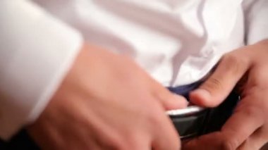 Adam odaya kemeri giymek