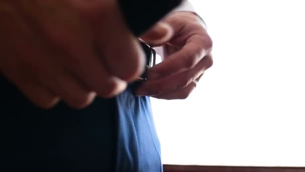 Mann trägt Gürtel im Zimmer — Stockvideo