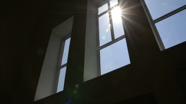 Güneş ışığı ve Binalar, doğa, — Stok video