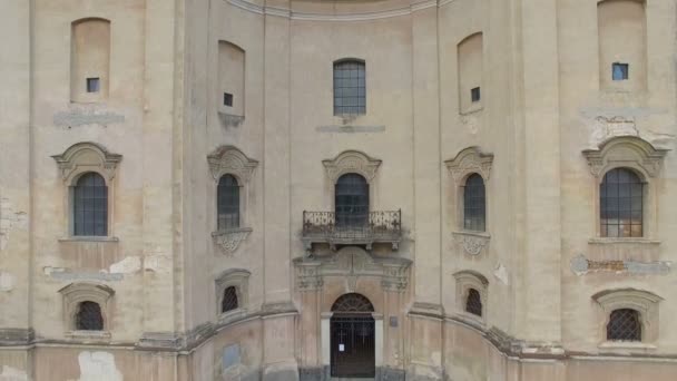 Iglesia desde la altura del vuelo de las aves — Vídeo de stock