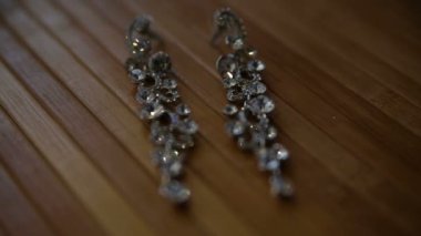 Küpe ve kolye ışıltı güneş ışığı altında olan bir zincir