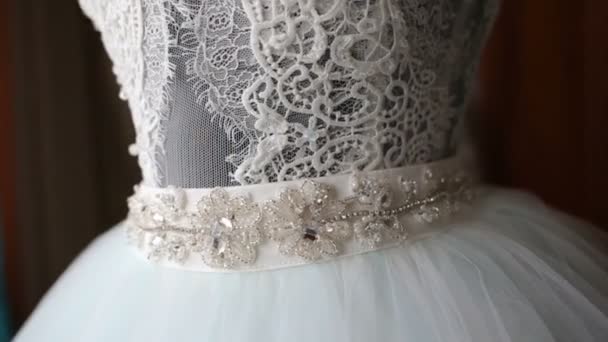 Ідеальна весільна сукня в кімнаті нареченої . — стокове відео