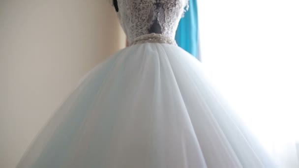 Idealna suknia ślubna w pokoju panny młodej. — Wideo stockowe