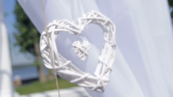 Bröllop dekorationer med blommor, hjärtan, fjärilar. Vigseln. — Stockvideo