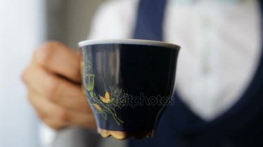 Kahve holding eller mans