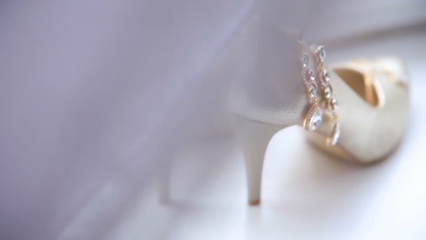 Zapatos de boda blancos para mujer — Vídeo de stock