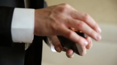 Adam bir kutu içinde yüzük düzeltir