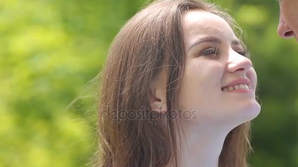Sorrindo casal no amor ao ar livre — Vídeo de Stock