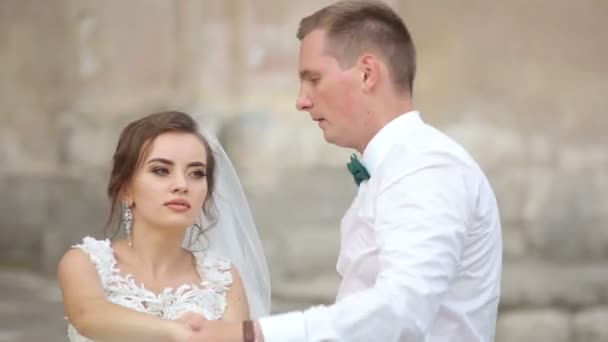 Glückliche Braut und Bräutigam tanzen auf einer Straße — Stockvideo