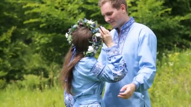 Sonriente pareja enamorada al aire libre — Vídeos de Stock