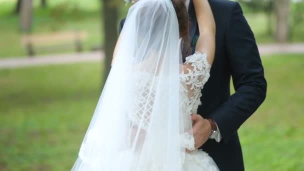 Felice sposa e lo sposo a piedi nel parco . — Video Stock