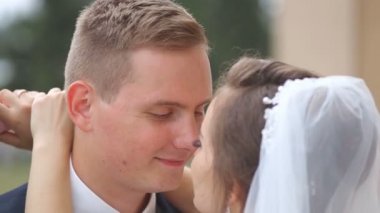 mutlu gelin ve damat parkta yürüyüş.