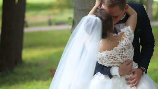 Brudgum innehav bruden i dans pose på bröllopsdag — Stockvideo