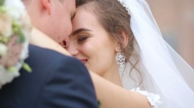 mutlu gelin ve damat parkta yürüyüş.