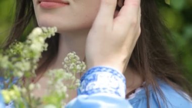 Açık havada aşık gülümseyen bir çift