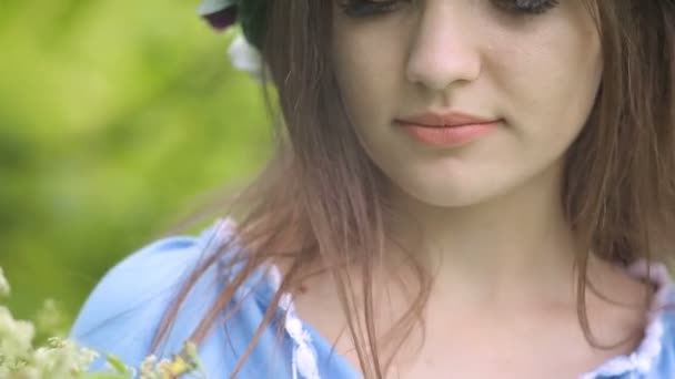 Sommer-Lebensstil der schönen Frau mit einem Strauß wilder Blumen in der Hand. — Stockvideo