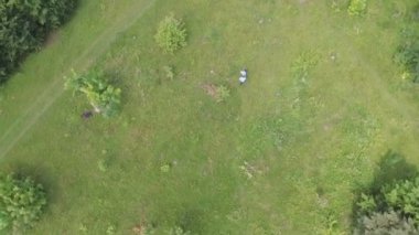 genç bir çift yeşil sahada bahar ya da yaz, genel planı eğleniyor