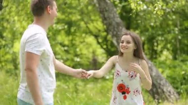 genç bir çift yeşil sahada bahar ya da yaz, genel planı eğleniyor