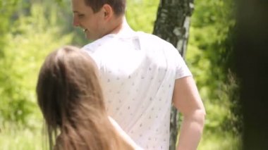 genç bir çift yeşil sahada bahar ya da yaz, genel planı eğleniyor