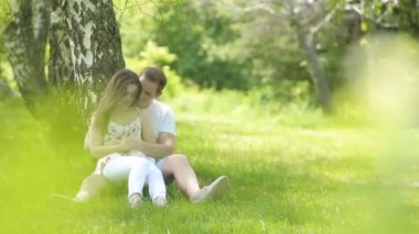 genç bir çift yeşil sahada bahar ya da yaz, genel planı eğleniyor