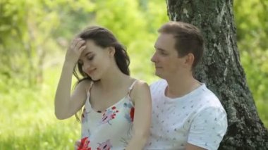 genç bir çift yeşil sahada bahar ya da yaz, genel planı eğleniyor