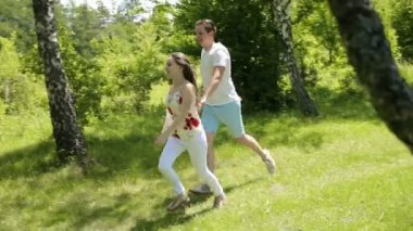 genç bir çift yeşil sahada bahar ya da yaz, genel planı eğleniyor