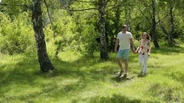 genç bir çift yeşil sahada bahar ya da yaz, genel planı eğleniyor
