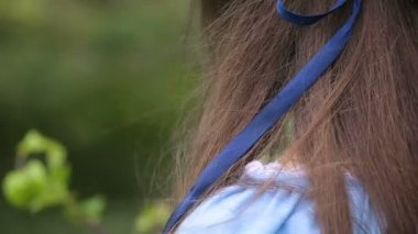 Kır çiçekleri buketi yaz yaşam tarzı güzel kadının onu tutan eller.