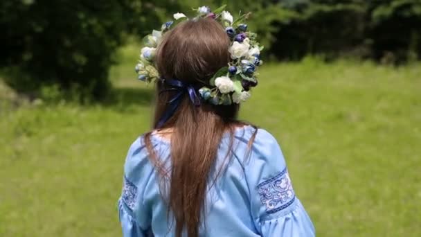 Літній спосіб життя красивої жінки тримає в руках букет з диких квітів . — стокове відео