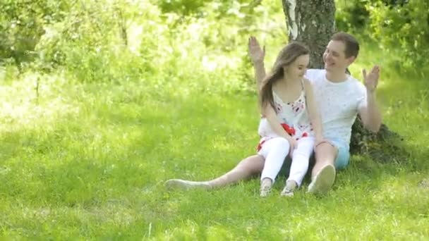 젊은 부부는 봄 또는 여름, 일반적인 계획에 녹색 분야에 재미 — 비디오