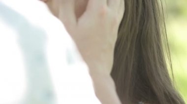 genç bir çift yeşil sahada bahar ya da yaz, genel planı eğleniyor