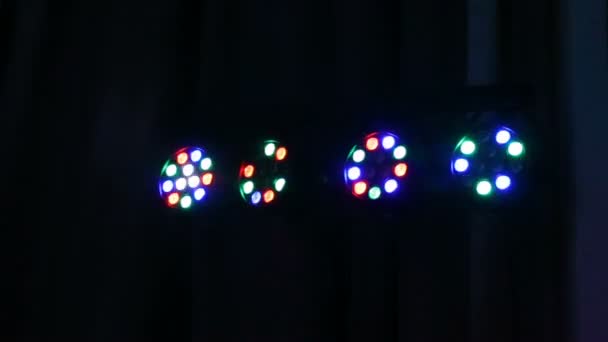 Lâmpada giratória LED Magic Party Light. Iluminação de fase de disco RGB colorido . — Vídeo de Stock