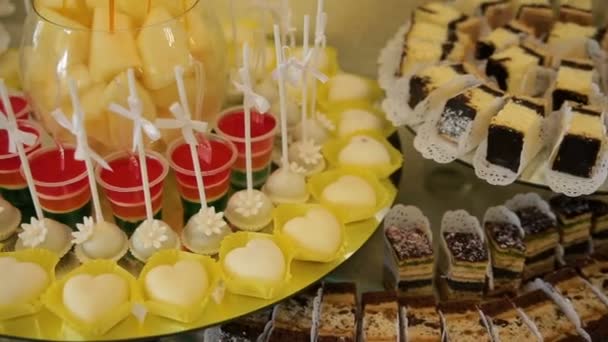 Heerlijke bruiloft receptie snoep bar dessert tafel — Stockvideo